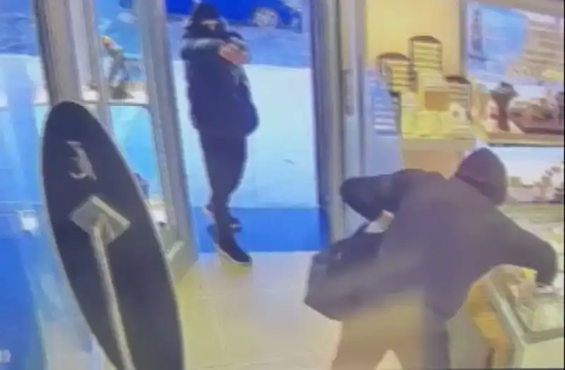 Ümraniye'de Şok Soygun Girişimi: Maskeli Saldırganlar Silahlarla Hareket Etti!