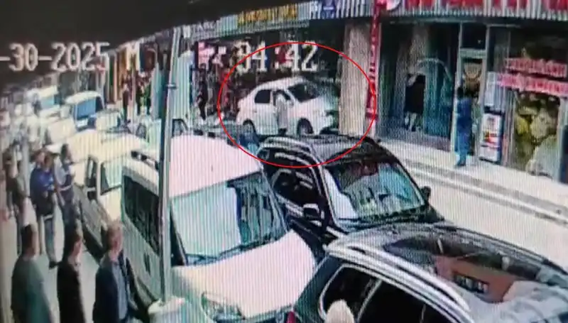 Alkollü Sürücü, Mağazada İki Çocuğu Son Anda Kurtardı!