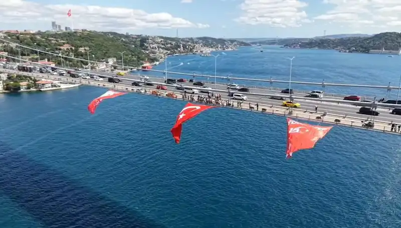 Türkiye’nin Gözbebeği Köprüde Dev Türk Bayrağı Coşkusu