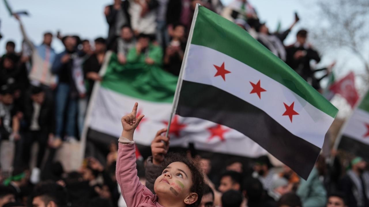 Suriye Bayrağı Yenilendi: Anlamı Merak Ediliyor