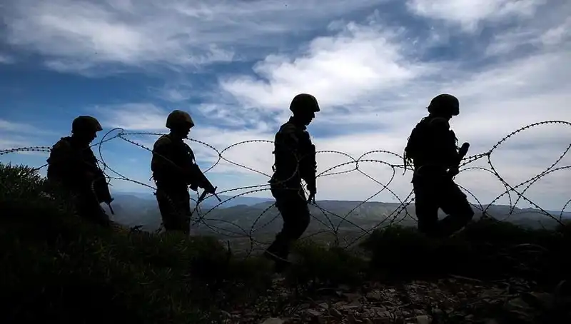 Türkiye'nin İki İlinde 32 Düzensiz Göçmen Yakalandı: Olayın Ayrıntıları