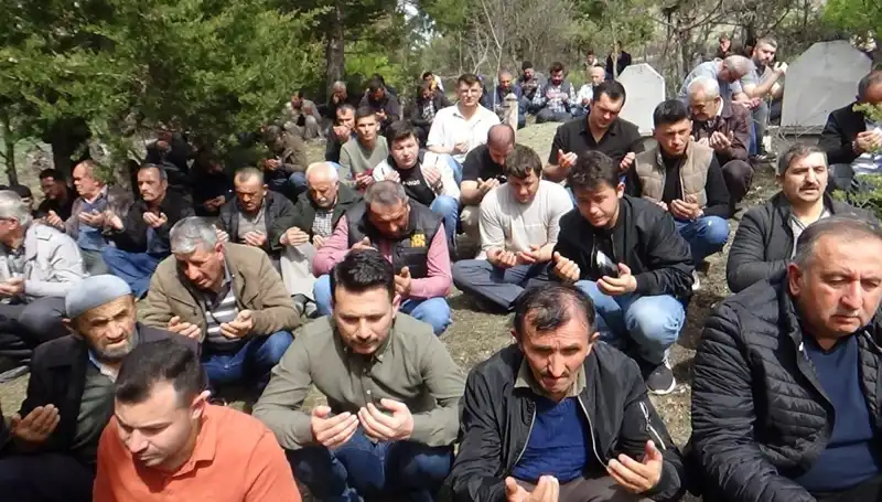 Gözyaşlarıyla Uğurlanan Sevgili Köy Muhtarı: Bir Veda Hikayesi