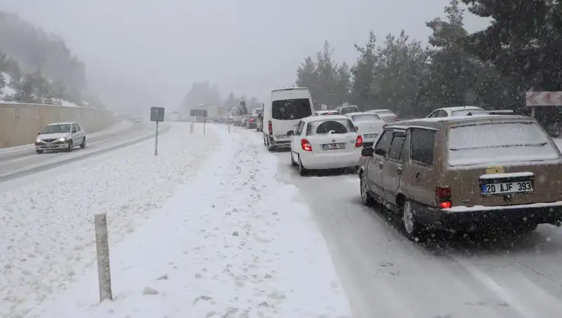 Denizli-Antalya Kara Yolunda Kar Alarmı: Trafik Durma Noktasına Geldi!